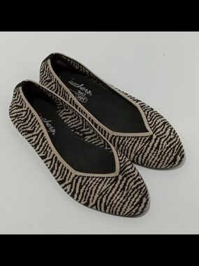 Skechers Women's Beige and Black Animal Print Ballet Flats 8.5